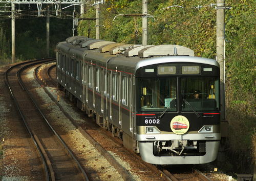 鵯越の急勾配を下る6000系。 車内は沿線の小学生が描いた絵画を展示し、「ギャラリートレイン」として運行されました。 